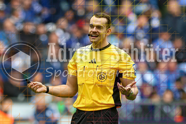 05.04.2026, GER, Fussball, Herren, 2. BL, Saison 2025/2026, FC Schalke 04 - Karlsruher SC | Schiedsrichter Richard Hempel gestikuliert, Gestik 