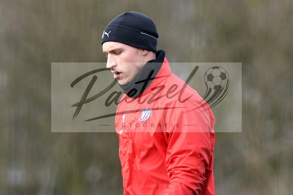 20200302_TRAOSN_0048 | Fussball, Herren: Torhueter Nils Koerber (VfL Osnabrueck) schaut waehrend der Trainingseinheit des VfL Osnabrueck im Sportpark Illoshoehe am 02.03.2020 in Osnabrueck, Deutschland. - Realisiert mit Pictrs.com