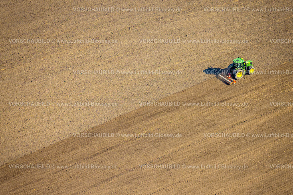 Nordkirchen250400696Capelle | Luftbild, landwirtschaftliche Arbeiten mit Traktor auf einem Feld an der Ascheberger Straße, Capelle, Nordkirchen, Münsterland, Nordrhein-Westfalen, Deutschland