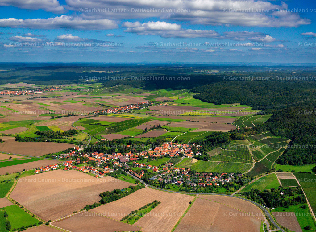 2784799 | Castell in der Übersicht, Landscahft im Spätsommer, Felder, Wälder, Wolken, Weinberge, Straße