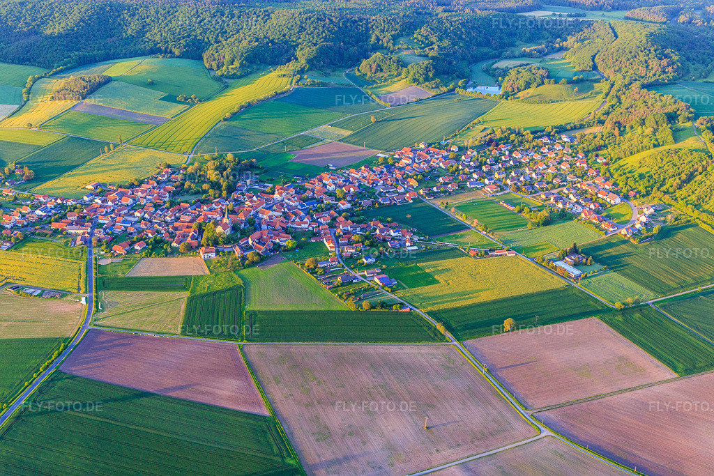 Luftbild: Dorfansicht aus Südwesten im Ortsteil Goßmannsdorf in Hofheim im Bundesland Bayern in Deutschland. Foto: IMG_100191.jpg vom 26.05.2017 durch Werner Riehm/FLY-FOTO.de
