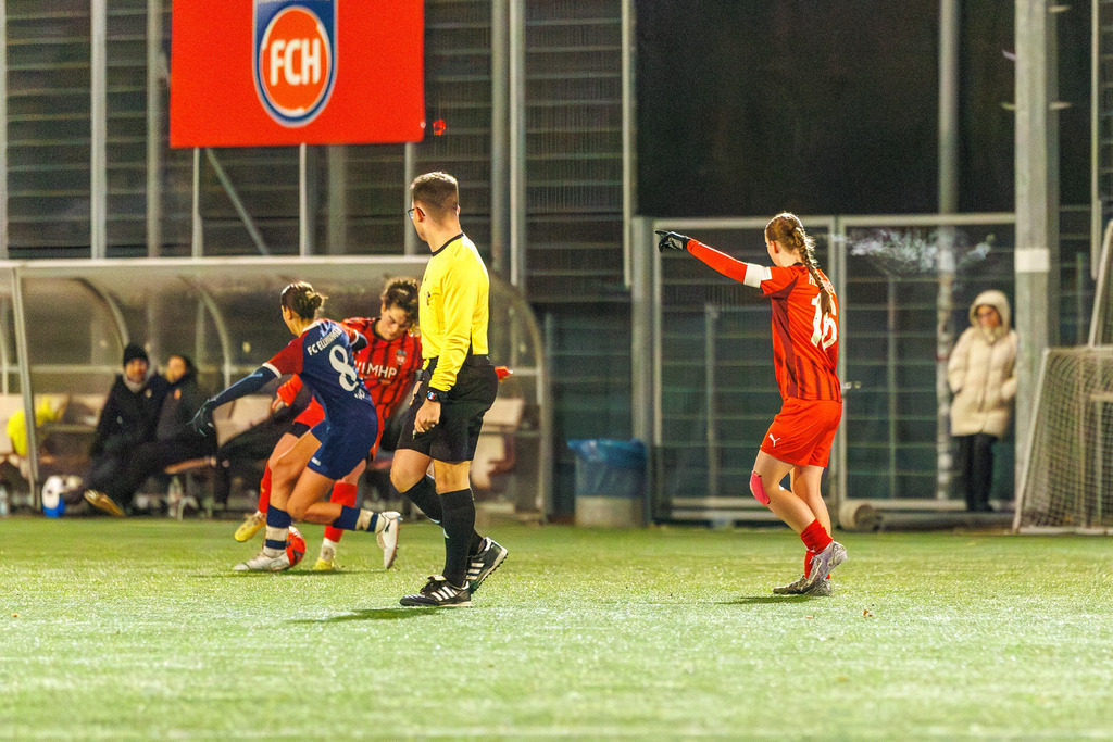 FCHFCE_251121_1826 | 1.FC Heidenheim 1846 II vs. FC Ellwangen II, Fußball, Frauen, Bezirksliga, 2025/2026, 10. Spieltag, 22.11.2025 in Heidenheim, Kunstrasen b. Voith-Arena West, Flutlichtspiel(Foto: Michael Bulling) - Realisiert mit Pictrs.com