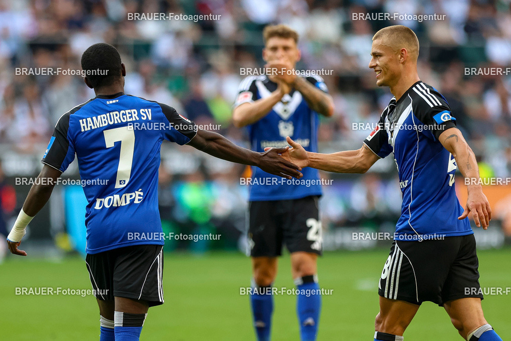 Borussia Mönchengladbach vs Hamburger SV - Bundesliga  | Mönchengladbach, Deutschland, 24.08.25:   Jean-Luc Dompe (Hamburger SV) und Miro Muheim (Hamburger SV) gestikuliert, Gestik waehrend des Spiels der Bundesliga zwischen Borussia Mönchengladbach vs Hamburger SV im Stadion im Borussia Park(Foto von Brauer-Fotoagentur / Adrian Schlueter)