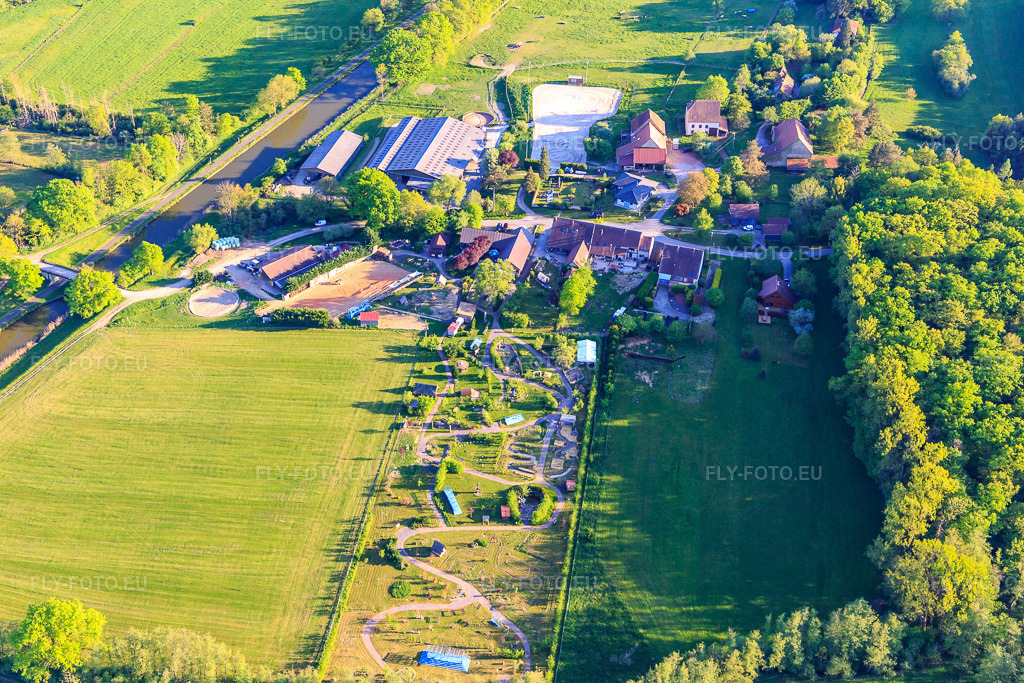 Vue aérienne: Parc Nature de Cheval à Altwiller dans le département Bas Rhin, France – .Photo: IMG_146135.jpg prise le 01/05/2025 par Werner Riehm/FLY-FOTO.eu – Résolution de l'original: 5472 x 3648 px – PARC-NATUREDECHEVAL.FR
