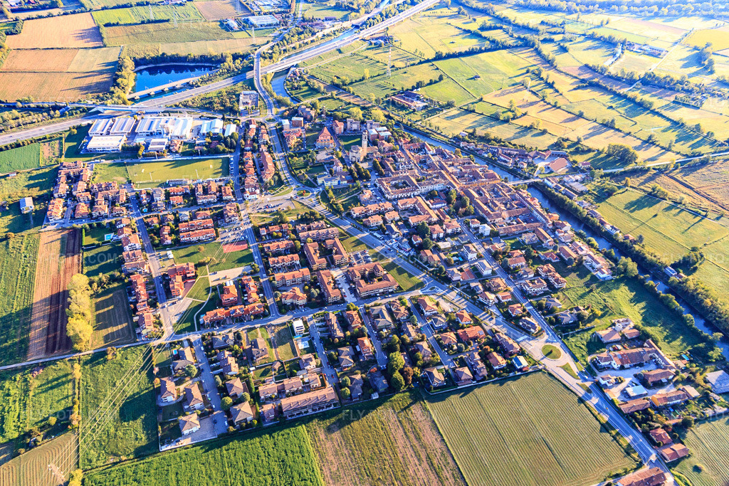 Aerial view: View of the town from the south in the district Albignano in Truccazzano in the state Lombardy, Italy. – Photo: IMG_134521.jpg taken on 09/19/2022 by Werner Riehm/FLY-FOTO.com – Resolution of the original: 5217 x 3478 px