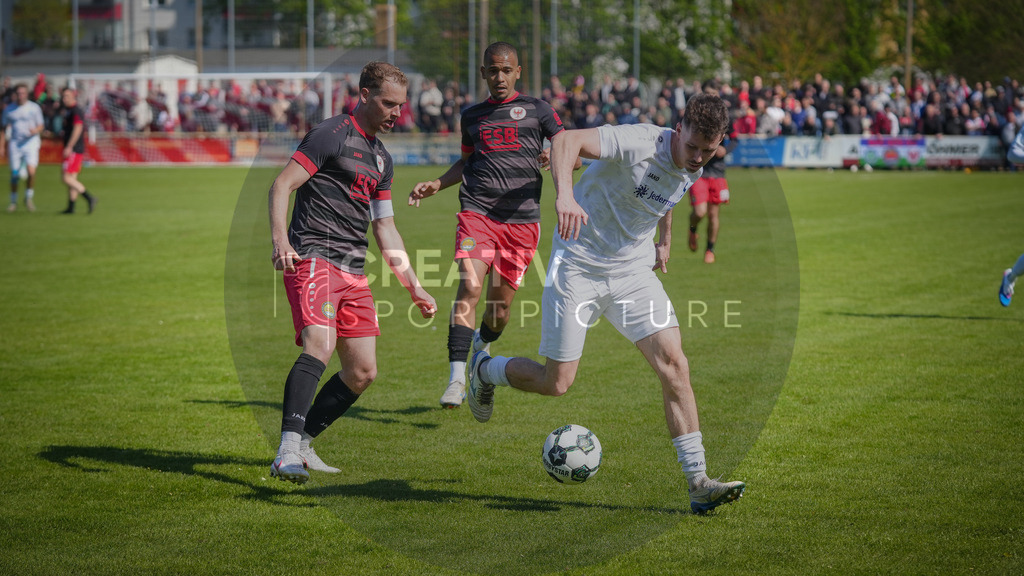 Fußball, Herren, Saison 2025/2026, Brandenburgliga, 23. Spieltag, Brandenburger SC Süd 05 vs. BSG Stahl Brandenburg, Samstag 25.04.2026, Werner-Seelenbinder-Sportplatz Brandenburg an der Havel | Fußball, Herren, Saison 2025/2026, Brandenburgliga, 23. Spieltag, Brandenburger SC Süd 05 vs. BSG Stahl Brandenburg, Samstag 25.04.2026, Werner-Seelenbinder-Sportplatz Brandenburg an der Havel, Im Bild: v.l. Michel Klemz (Süd), Joaquim Ribeiro de Sousa (Süd) und Luca Benedict Köhn (Stahl) - Realisiert mit Pictrs.com