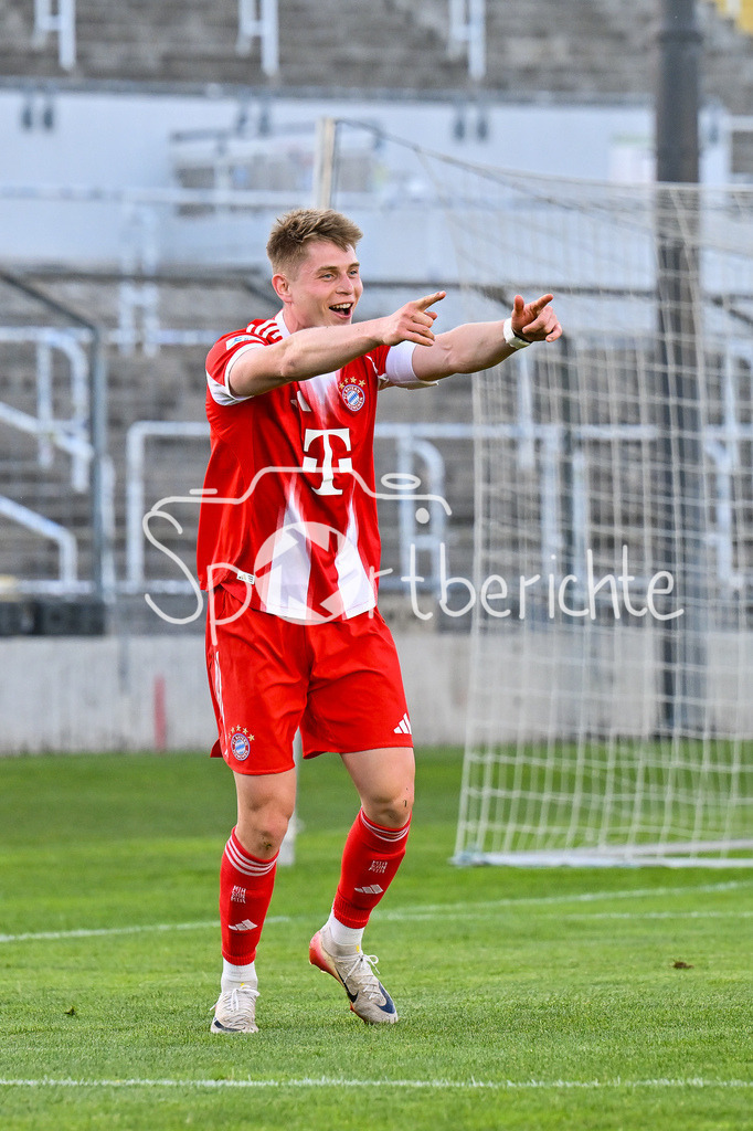 FC Bayern Amateure - TSV Aubstadt | MÜNCHEN, GERMANY - 24. APRIL: Jubel der Amateure nach dem Treffer zum 1-0 durch Anton HEINZ (FC Bayern München II 9) / Tor / Torschuetze / Freude / Happy während dem Match zwischen den Amateuren des FC Bayern und dem TSV Aubstadt am 31. Spieltag der Regionalliga Bayern im Grünwalder Stadion
