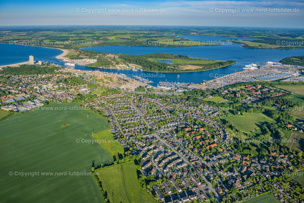 Travemünde_ELS_8273030622 | LüBECK 03.06.2022 Ortskern am Uferbereich des Trave - Flußverlaufes in Alt Travemünde im Bundesland Schleswig-Holstein, Deutschland. Weiterführende Informationen bei: Yacht Club fishing port of Travemünde e.V.. // Village on the banks of the area Trave - river course in Alt Travemuende in the state Schleswig-Holstein, Germany. Further information at: Yacht Club fishing port of Travemuende e.V.. Foto: Martin Elsen