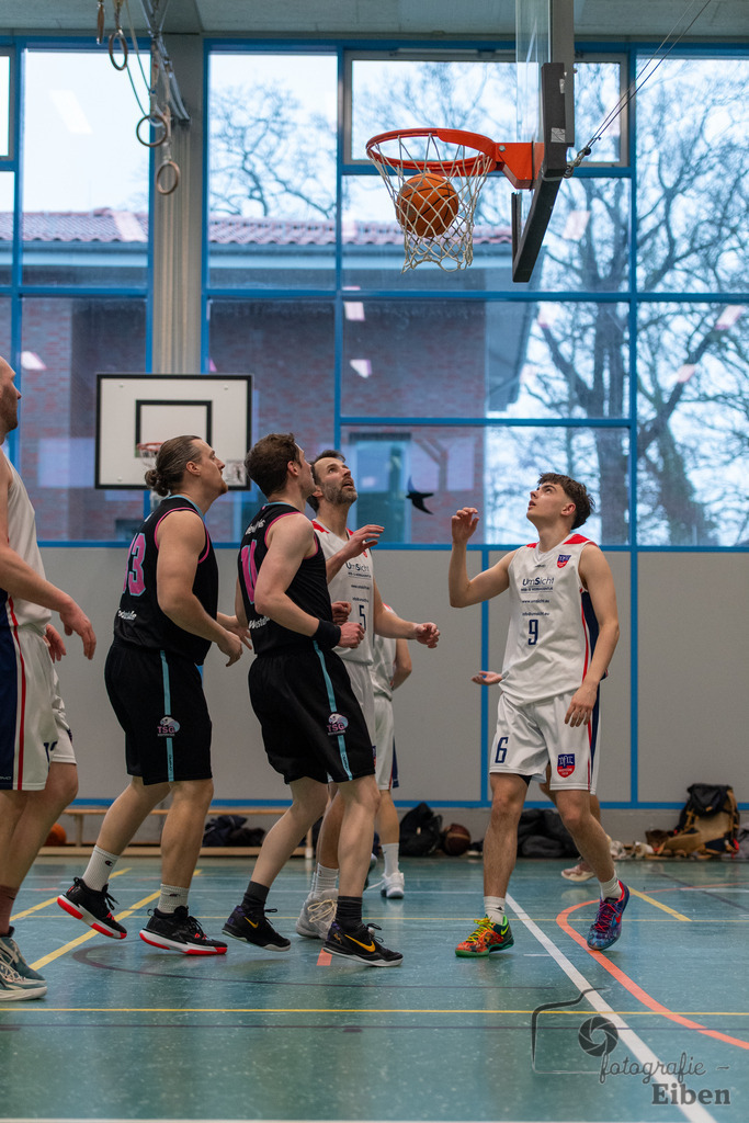 VFL Rastede-Westerstede 3 | VFL Rastede (weiß)-Westerstede 3 (schwarz) am 22.02.2026 in Rastede (Sporthalle); Photo: Philip Eiben 2025 - Realisiert mit Pictrs.com
