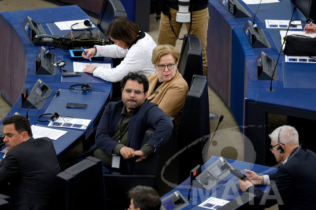 _DWI0265 | Mohammed Chahim (MdEP 2019-2024), Partij van de Arbeid (Niederlande) und Gabriele Bischoff (MdEP 2019-2024), Sozialdemokratische Partei Deutschlands bei Wiederaufnahme der letzte Plenarsitzung. Das Europäische Parlament in Straßburg, 22.04.2024 - Realisiert mit Pictrs.com