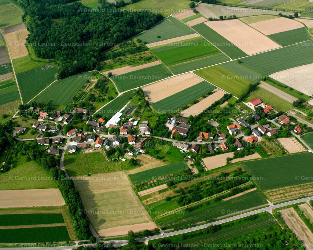 2526098 | Breithurst 01.08.2005 Landwirtschaftliche Nutzflächen und Feldgrenzen  umsäumen das Siedlungsgebiet des Dorfes in Ottersweier im Bundesland Baden-Württemberg, Deutschland // Agricultural land and field boundaries surround the settlement area of the village  in Ottersweier in the state Baden-Wuerttemberg, Germany Foto: Gerhard Launer