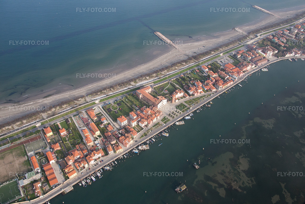 Aerial view: View of the Mediterranean coast in San Vito in Venedig in the state Veneto, Italy. – Photo: IMG_087552.jpg taken on 04/06/2016 by Werner Riehm/FLY-FOTO.com – Resolution of the original: 5380 x 3587 px