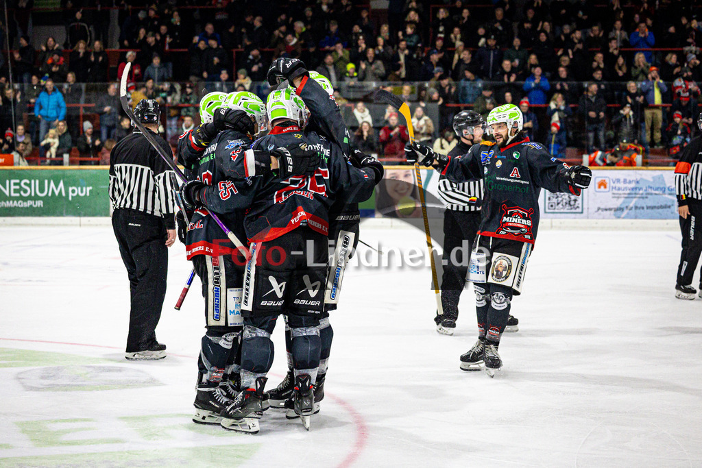 Peißenberg MINERS gegen EHC Klostersee | Eishockey Bayernliga 2025/26 Vorrunde 12. Spieltag, Peißenberg MINERS gegen EHC Klostersee, 20251116,Jubel,2025-11-16 in Peißenberg (flatbuy Arena Peißenberg), Dejan VOGL (MINERS 23), Valentin HÖRNDL (MINERS 18), Marius KLEIN (MINERS 25)Copyright: WolfgangxLindner www.foto-lindner.de