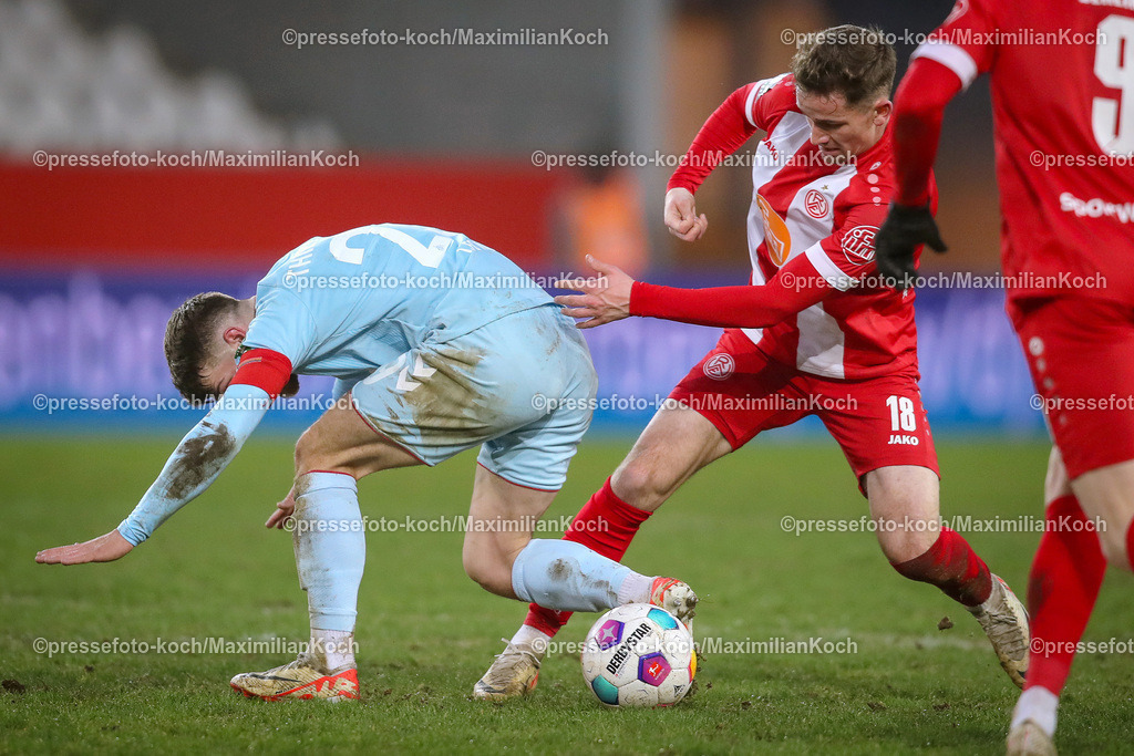 RWE06012401067 | 06.01.2024, Essen, Fußball, Herren, Stadion an der Hafenstraße, Testspiel, Rot-Weiss Essen – 1. FC Köln:  Jan Thielmann (1.FC Köln) unterliegt Nils Kaiser (Rot-Weiss Essen) im Kampf um den Ball. 
DFB regulations prohibit any use of photographs as image sequences and or quasi-video.