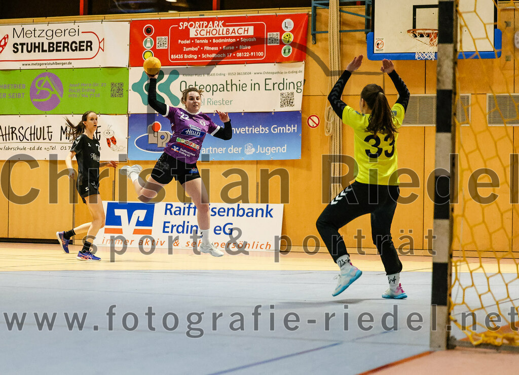 2024-02-10_098_SpVgg_Altenerding_gegen_SVA_Palzing | Erding, Deutschland, 10.02.2024:
Handball, Bezirksoberliga Frauen Altbayern 2023 / 2024, 14. Spieltag, SpVgg Altenerding gegen SVA Palzing, Endergebnis: 27:28

Johanna Taubmann (SpVgg Altenerding, #22), Torfrau Sandra Huber (SVA Palzing, #33)

Foto: Christian Riedel / fotografie-riedel.net