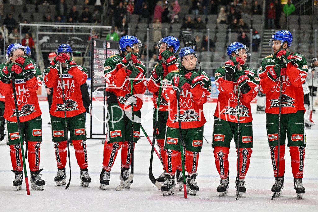 Augsburger Panther - Kölner Haie | Niedergeschlagene Augsburger mit haengenden Koepfen nach der Niederlage gegen Koeln / Drohender Abstieg / Absteiger / DEL: Augsburger Panther - Koelner Haie, Curt Frenzel Stadion am 02.03.2025