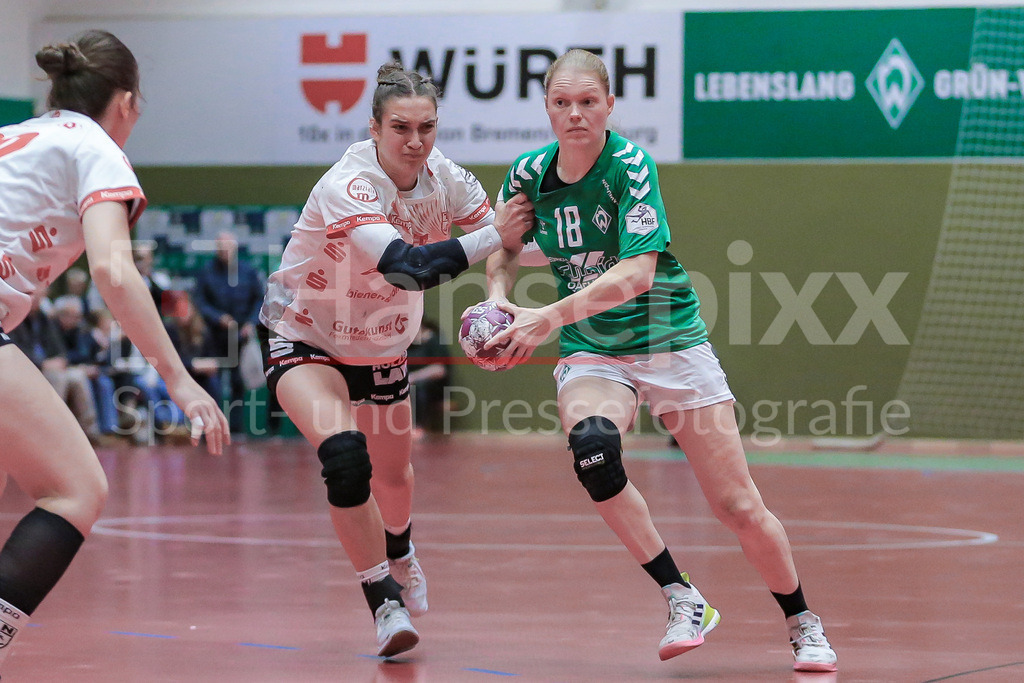 Handball, 2. Bundesliga Frauen, SV Werder Bremen - TG Nürtingen | v.li.: Lenya Treusch  (TG Nürtingen, 27) und Denise Engelke (SV Werder Bremen, 18) im Zweikampf, Duell, Spielszene, Aktion, Action