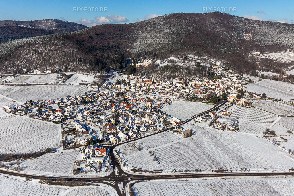Winterlich schneebedeckte Dorfkern am Rande von Weinbergen und Winzer- Gütern im Weinbaugebiet Weinstraße | Luftbild: Winterlich schneebedeckte Dorfkern am Rande von Weinbergen und Winzer- Gütern im Weinbaugebiet Weinstraße in Burrweiler im Bundesland Rheinland-Pfalz in Deutschland. Foto: IMG_124508.jpg vom 11.02.2021 durch ©2025 Werner Riehm fly-foto.de/copyright - Realisiert mit Pictrs.com