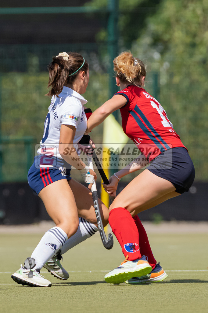 HK_20220903_109576 | 1. Bundesliga Damen Düsseldorfer HC - Berliner HC am 3.9.2022 DHC Düsseldorf, Düsseldorf , Philine Drumm ( Berliner HC #19 ) , Clara Ycart ( Düsseldorfer HC #10 )