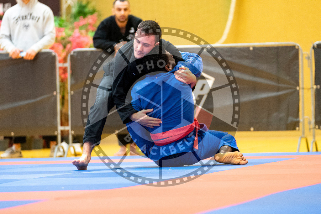 20231118PBB10542 | Fighters compete during the AJP Tour 600 Frankfurt Championship in Frankfurt/Main, Germany, on November 18, 2023.