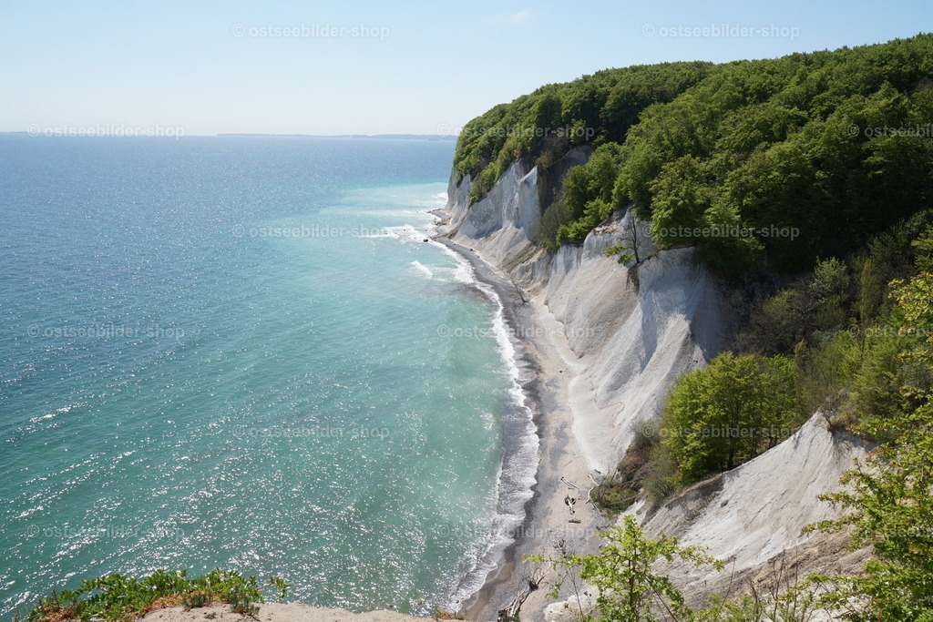 Kreidemeer | Lockermassen, die im Winter und Frühjahr bei Rutschungen und Abbrüchen auf den schmalen Strand der Kreideküste stürzen, werden alsbald von den anstürmenden Wellen aufgelöst. In Ufernähe ist von oben gut zu erkennen, wie das Meer die aufgelöste, schwebende Kreide fortträgt.