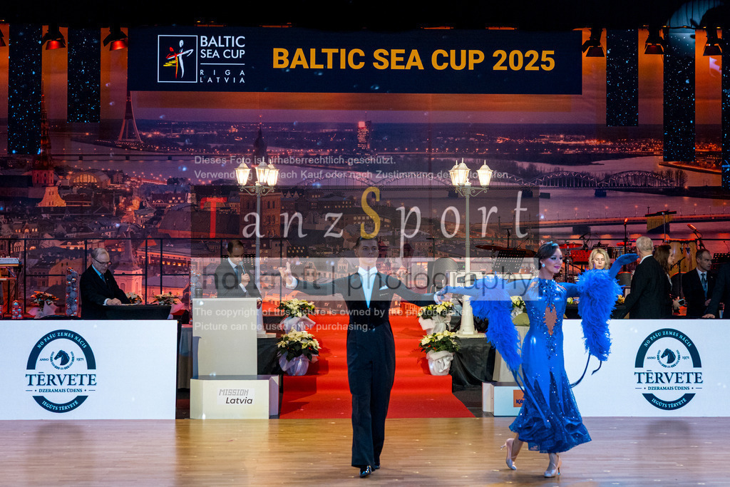 20251212_WDSF_World_Ch_Cup_RS-Std_1445-2 | Tanzsportbilder, Standardtanz, Lateintanz, WDSF, DTV, LTVB, dancecomp, goc, hessen tanzt, blaues band der spree, walzer, tango, wiener walzer, slowfox, quickstepp, samba, rumba, cha-cha-cha, paso doble. jive, hd-kroft photography, turniertanzsport