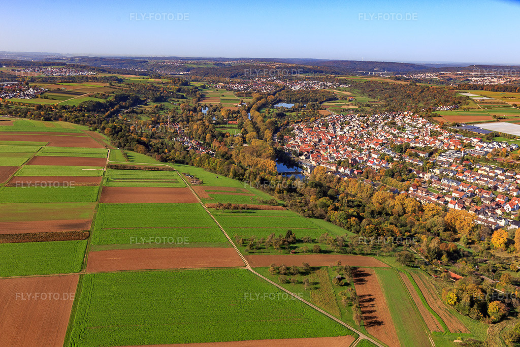 Luftbild: Dorfansicht am Necka von Osten im Ortsteil Neckarhausen in Nürtingen im Bundesland Baden-Württemberg in Deutschland. Foto: IMG_119288.jpg vom 14.10.2019 durch Werner Riehm/FLY-FOTO.de
