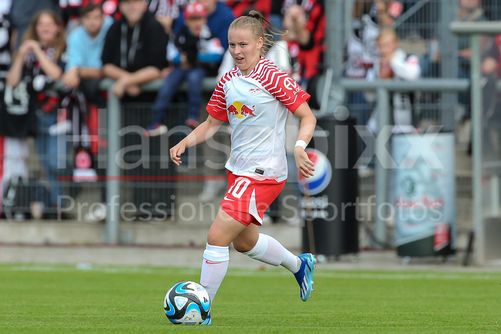 Fussball, Google Pixel Frauen-Bundesliga, Eintracht Frankfurt - RB Leipzig | v.li.: Vanessa Fudalla (RB Leipzig, 10) Freisteller, Einzelbild, Ganzkörper, Aktion, Action, Spielszene, DIE DFB-RICHTLINIEN UNTERSAGEN JEGLICHE NUTZUNG VON FOTOS ALS SEQUENZBILDER UND/ODER VIDEOÄHNLICHE FOTOSTRECKEN. DFB REGULATIONS PROHIBIT ANY USE OF PHOTOGRAPHS AS IMAGE SEQUENCES AND/OR QUASI-VIDEO.