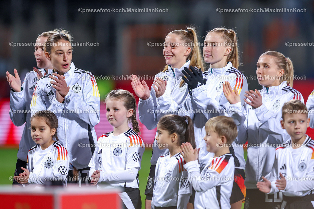 DFB0212240114202152 | 02.12.2024, Fußball Länderspiel Frauen, Deutschland - Italien, Vonovia-Ruhrstadion Bochum, Saison 2024 2025: Felicitas Rauch (GER #17), Vivien Endemann (GER #26), Janina Minge (GER #6), Elisa Senß (GER #20)DFB regulations prohibit any use of photographs as image sequences and or quasi-video.