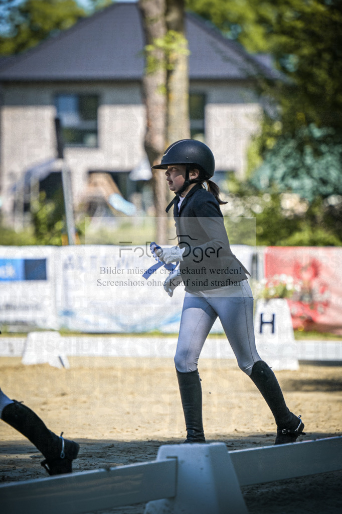 DOS_8111 | Entdecke hochwertige Reitturnierfotos von Foto Oger. Professionell, emotional und authentisch – jetzt Lieblingsmomente im Shop bestellen.Deutschlandweite Turnierfotografie. - Realisiert mit Pictrs.com