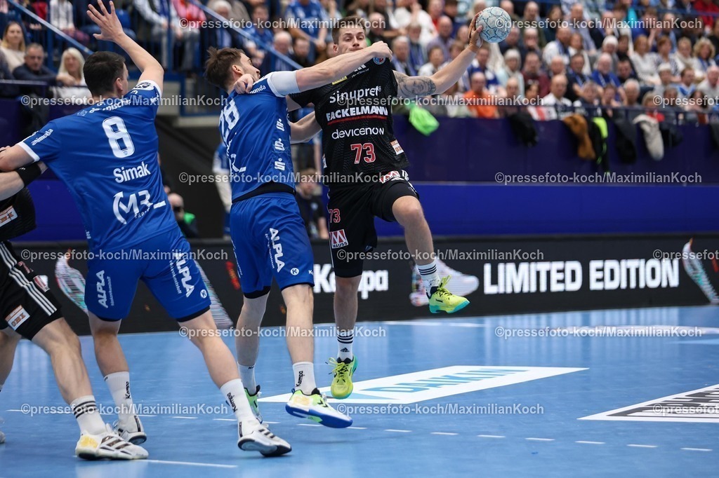xKWIx15022601022 | 15.02.2026, xKWIx, Handball, DAIKIN HBL, TBV Lemgo Lippe - HC Erlangen, PHOENIX CONTACT arena: Viggo Kristjansson (HC Erlangen #73) im Zweikampf gegen Hendrik Wagner (TBV Lemgo Lippe #28) Photo: xKamilxWilkowskixPressefotoKochx