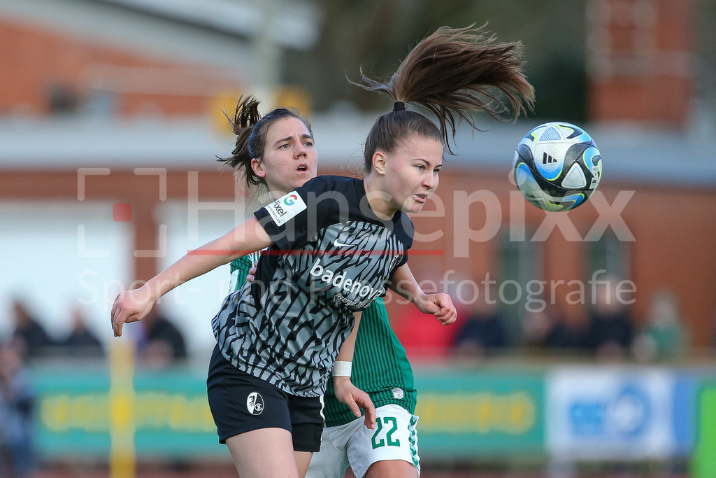 Fussball, Google Pixel Frauen-Bundesliga, SV Werder Bremen - SC Freiburg | v.li.: Rieke Dieckmann (SV Werder Bremen, 22) und Annabel Schasching (SC Freiburg, 19) im Zweikampf, Duell, Dynamik, Aktion, Action, Spielszene, DIE DFB-RICHTLINIEN UNTERSAGEN JEGLICHE NUTZUNG VON FOTOS ALS SEQUENZBILDER UND/ODER VIDEOÄHNLICHE FOTOSTRECKEN. DFB REGULATIONS PROHIBIT ANY USE OF PHOTOGRAPHS AS IMAGE SEQUENCES AND/OR QUASI-VIDEO.