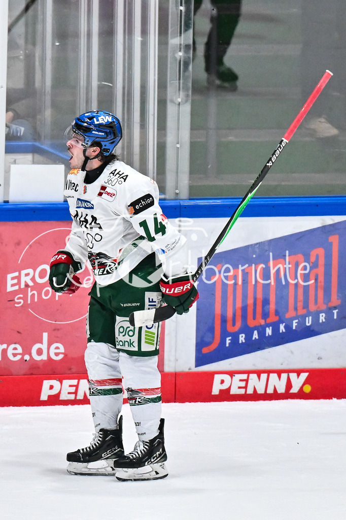 Löwen Frankfurt - Augsburger Panther | FRANKFURT, GERMANY - 19. DECEMBER: Jubel der Gäste nach dem Treffer zum 3-4 durch D. J. BUSDEKER (Augsburger Panther 14) / Tor / Torschuetze / Freude / Happy während dem Match zwischen den Löwen Frankfurt und den Augsburger Panthern am 29. Spieltag der Penny DEL in der Eissporthalle Frankfurt