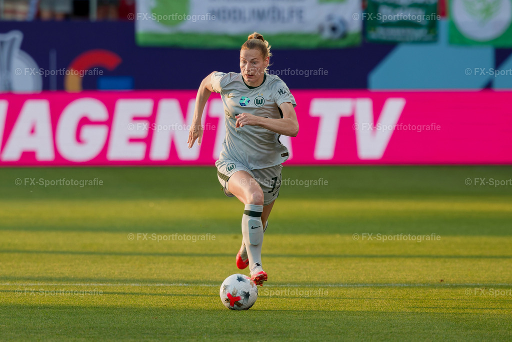 Supercup-Frauen-Bayern-Muenchen-vs-VfL-Wolfsburg 025 | Sportfotos und Eventgalerien von FX-Sportfotografie. Bilder von Fußball, Vereinsveranstaltungen und Events direkt ansehen und als Download bestellen. - Realisiert mit Pictrs.com