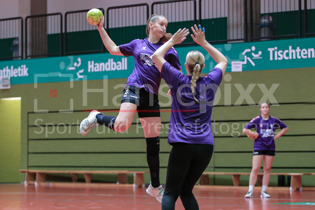 Handball, 2. Bundesliga Frauen, Training SV Werder Bremen | v.li.: Lara Niemann (SV Werder Bremen, 35) am Ball, Spielszene, Aktion, Action