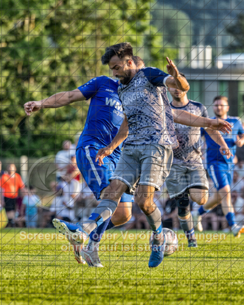 20250618_202544_0407-Bearbeitet | #,SG Erkenbrechtsweiler-Hochwang (blau) vs. TSV Berkheim (grau), Fußball, Entscheidungsspiel 2 in Bezirksliga - Bezirk Neckar/Fils, Saison 2024/2025, Rasenplatz, Erlengarten 37, 73087 Bad Boll, 18.06.2025 - 18:30 Uhr,Foto: PhotoPeet-Sportfotografie/Peter Harich