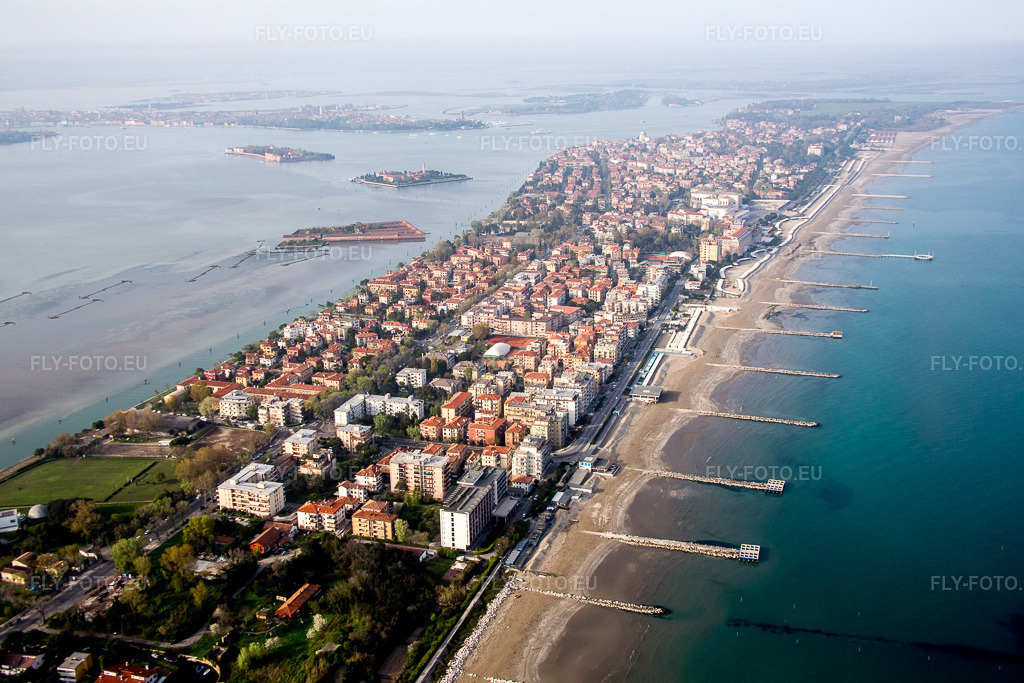 Vue aérienne: Développement résidentiel sur la péninsule Lido de Venedig-Pellestrina dans Lido à le quartier Lido in Venedig dans le département Vénétie, Italie. Photo: IMG_087490.jpg prise le 06/04/2016 par Werner Riehm/FLY-FOTO.eu – Résolution de l'original: 5472 x 3648 px