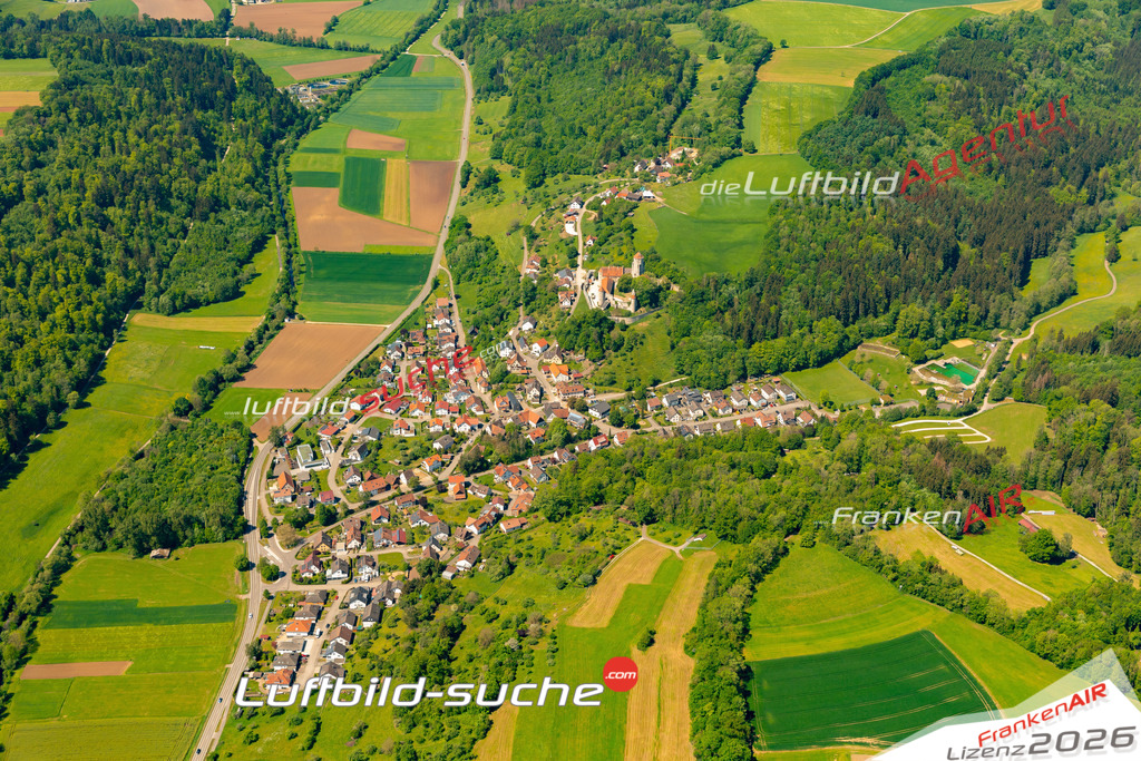 Das Luftbild zeigt : Niederalfingen Hüttlingen - Die Luftaufnahme wurde 2024 vom UL-Flugzeug aus erstellt ( keine Drohne ) - Hochauflösende Luftaufnahme - Für grossformatige Ausdrucke geeignet. Die Geschenkidee !Mit Lizenz und Bildrechte bestellbar