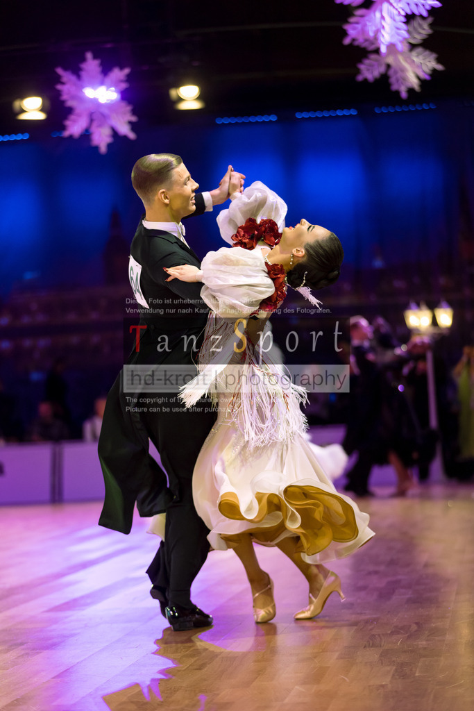 20241215_WDSF_Int_Open_Std-Riga-9257 | Tanzsportbilder, Standardtanz, Lateintanz, WDSF, DTV, LTVB, dancecomp, goc, hessen tanzt, blaues band der spree, walzer, tango, wiener walzer, slowfox, quickstepp, samba, rumba, cha-cha-cha, paso doble. jive, hd-kroft photography, turniertanzsport