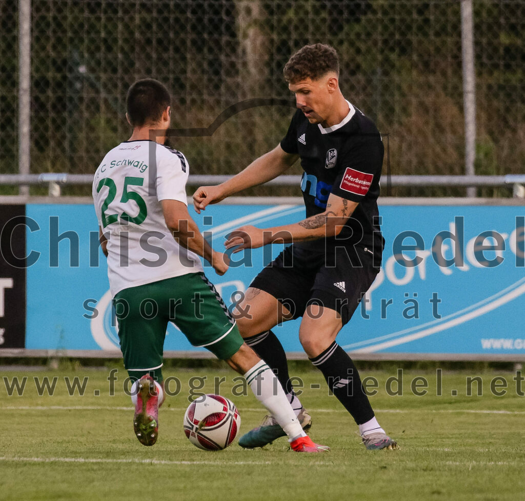2023-08-18_068_FC_Schwaig_gegen_TSV_Kastl | Oberding, Deutschland, 18.08.2023:
Fußball, Landesliga Südost 2023 / 2024, 7. Spieltag, FC Schwaig gegen TSV Kastl, Endergebnis: 2:2

Mirza Idrizovic (FC Schwaig, #25), Pascal Linhart (TSV Kastl, #16)

Foto: Christian Riedel / fotografie-riedel.net