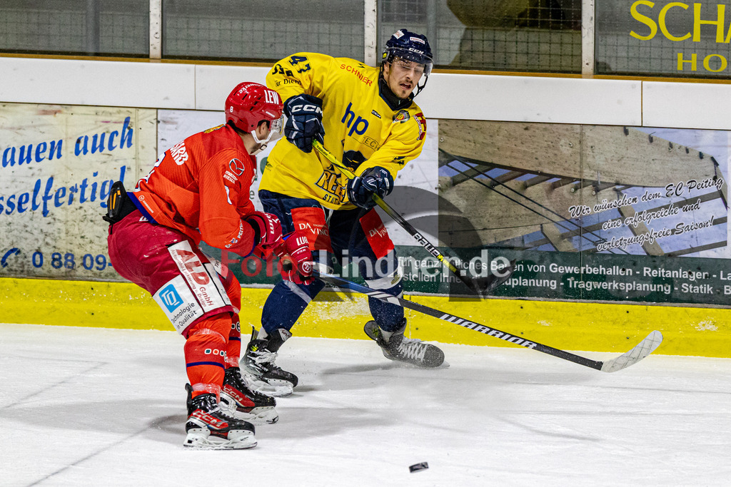 EC Peiting vs Stuttgart REBELS SEC | Eishockey Oberliga Süd 2023/2024, EC Peiting vs Stuttgart REBELS SEC, 20231219,
Duell zwischen Loris WALTER (REBELS 47) und Felix BRASSARD (ECP 8),
2023-12-19 in Peiting (Eisstadion)
8 Felix BRASSARD (ECP 8), 47 Loris WALTER (REBELS 47)
Copyright: WolfgangxLindner