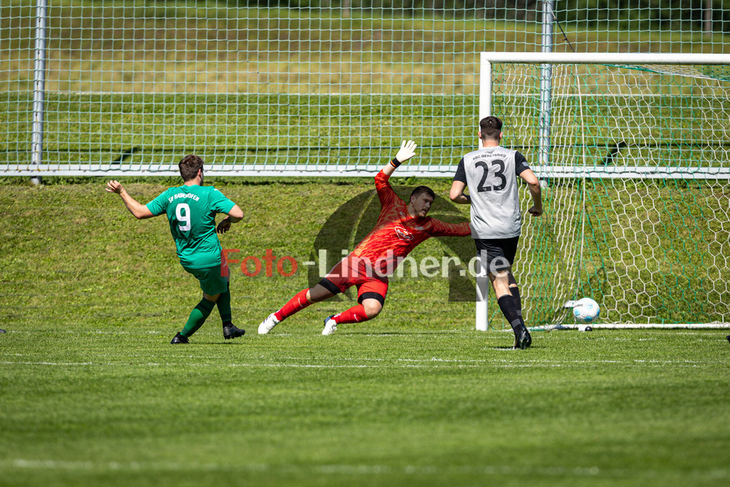 SV Haunshofen gegen ASV Gerentsried | Fußball Herren Kreisklasse Gruppe 3 Zugspitze 2024/25, SV Haunshofen gegen ASV Gerentsried, 20250531,Tor Magnus KROIHER (SV Haunshofen 9),2025-05-31 in Haunshofen (Sportplatz Haunshofen), Magnus KROIHER (SV Haunshofen 9), Phil MALZACHER (ASC Geretsried Torwart 1)Copyright: WolfgangxLindner www.foto-lindner.de