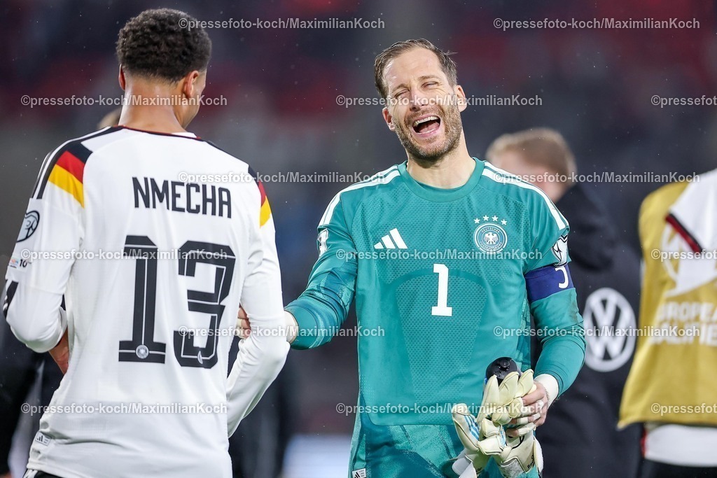 DFB14112501163 | 14.11.2025, Fußball, Länderspiel, WM-Qualifikation Europa, Deutschland - Luxemburg, Stade de Luxembourg (Croix de Gasperich, Luxemburg), 9. Spieltag, Saison 2025 2026: Felix Nmecha (GER #13) neben dem lachenden Torwart Oliver Baumann (GER #01)  Regulations prohibit any use of photographs as image sequences and or quasi-video.