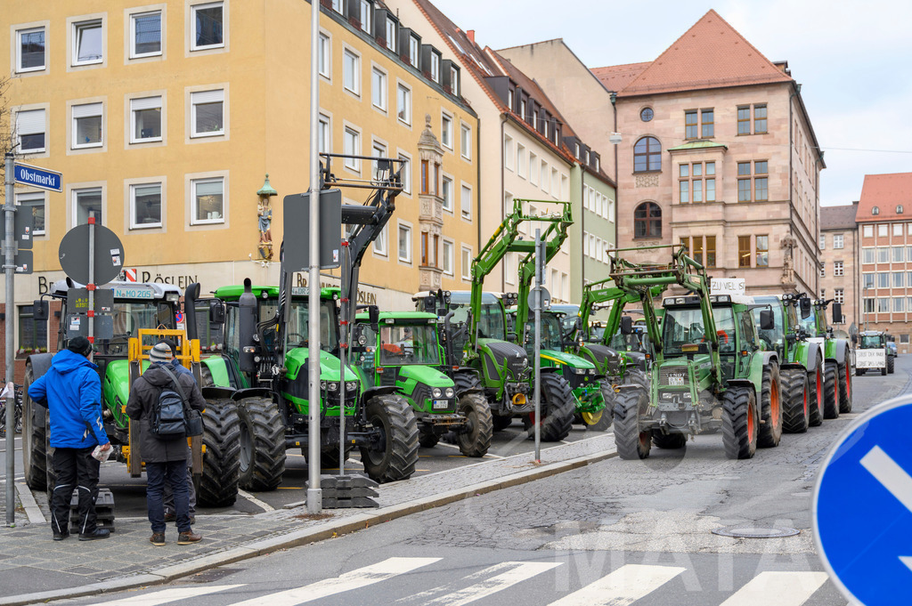 _DWI0340 | Bauerndemo gegen Agrarpolitik der Bundesregierung  auf dem Straße Obstmarkt und Hauptmarkt . Nürnberg, 08.01.2024 - Realisiert mit Pictrs.com