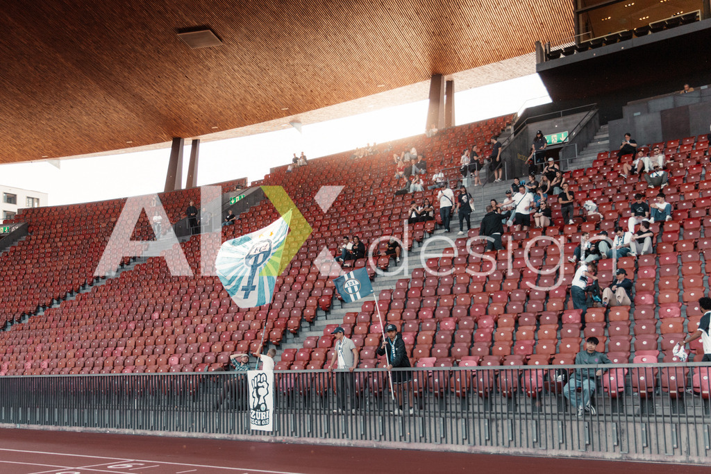 GC Zürich vs FC Zürich - AXA Women’s Super League Playoffs - Stadion Letzigrund | FC Zürich Fans before the AXA Women’s Super League Playoffs quarter-final second leg between GC Zürich and FC Zürich at Stadion Letzigrund, Zurich, Switzerland. - Realisiert mit Pictrs.com