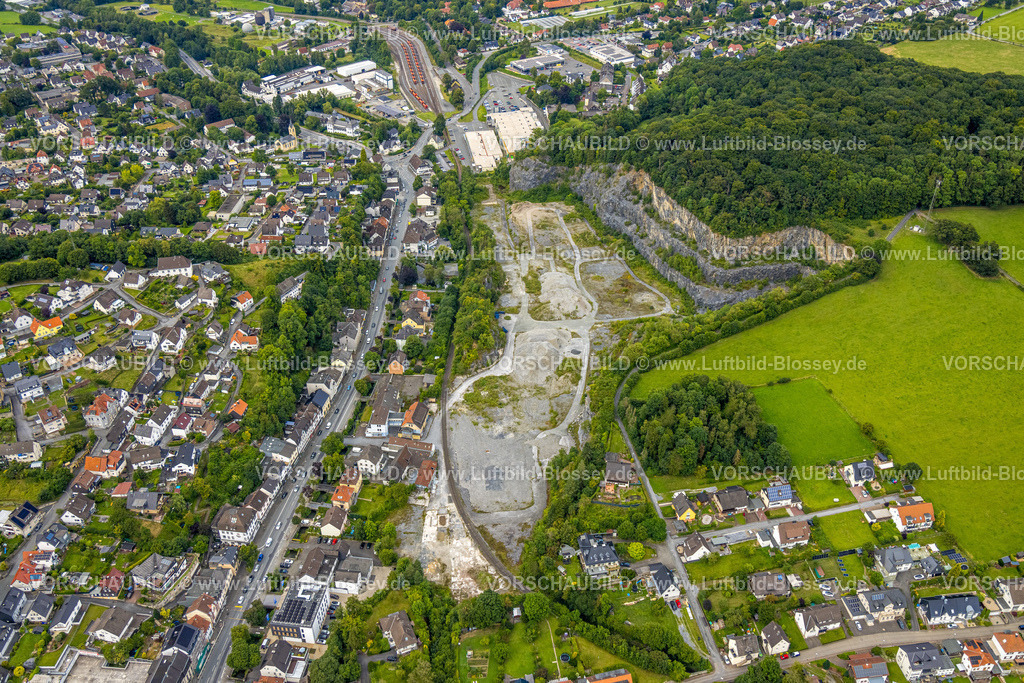 Warstein240713205 | Luftbild, Steinbruch Steinwerke F. J. Risse GmbH & Co. KG Betonwerk im NSG Oberhagen, Wohngebiet und Bundesstraße B55, Suttrop, Warstein, Sauerland, Nordrhein-Westfalen, Deutschland