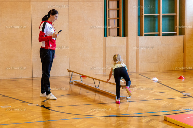 Sport in der Volksschule mit Sabrina Wrann | Bildershop von pixelworld.at - Realisiert mit Pictrs.com
