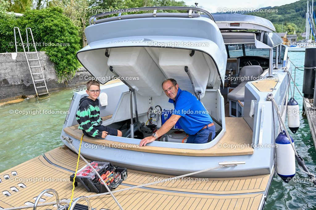 Franz Mittendorfer_ MYCS_ Boote_ 04.07.2024-4 | 04.07.2024, Schoerfling am Attersee, AUT, Boote Mittendorfer, MYCS, im Bild Franz Mittendorfer (Bootbauer) mit Konstantin (Assistent, Urlauberkind aus Wien)