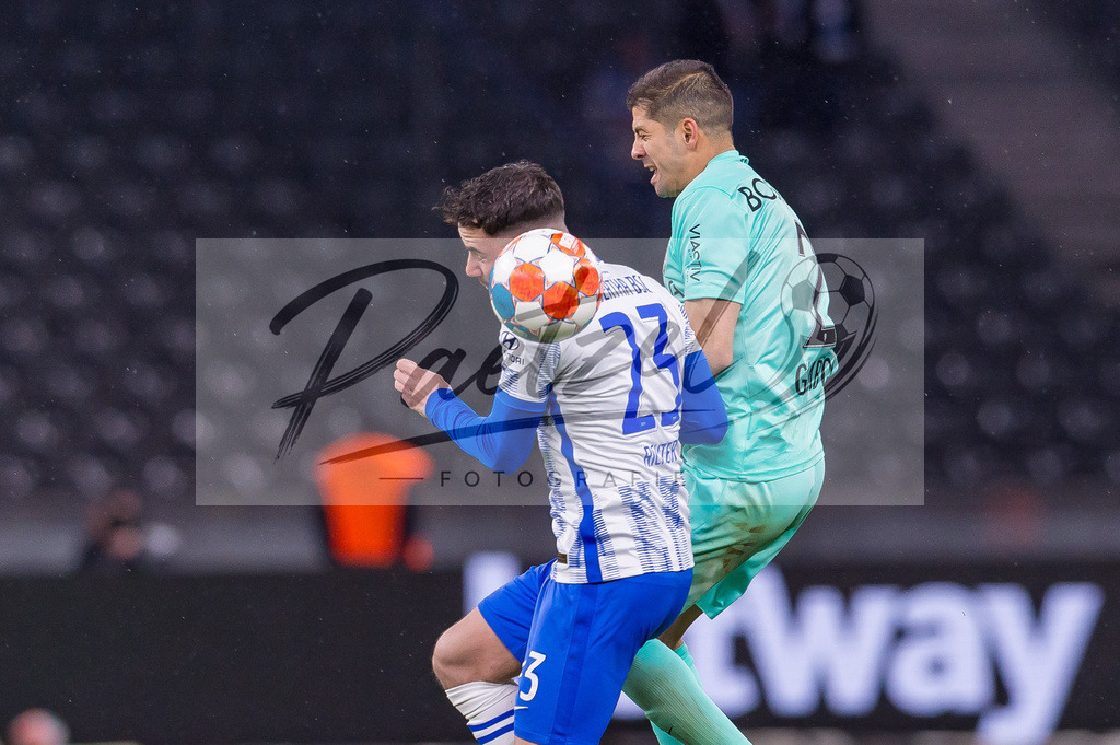 HERBOC20220204_063 | Fussball, Herren: Marco Richter (Hertha BSC) und Cristian Gamboa (VfL Bochum) im Zweikampf bei dem Spiel der 1. Bundesliga zwischen Hertha BSC und VfL Bochum im Olypiastadion am 04.02.2022 in Berlin, Deutschland.DFB / DFL REGULATIONS PROHIBIT ANY USE OF PHOTOGRAPHS AS IMAGE SEQUENCES AND/OR QUASI-VIDEO. - Realisiert mit Pictrs.com