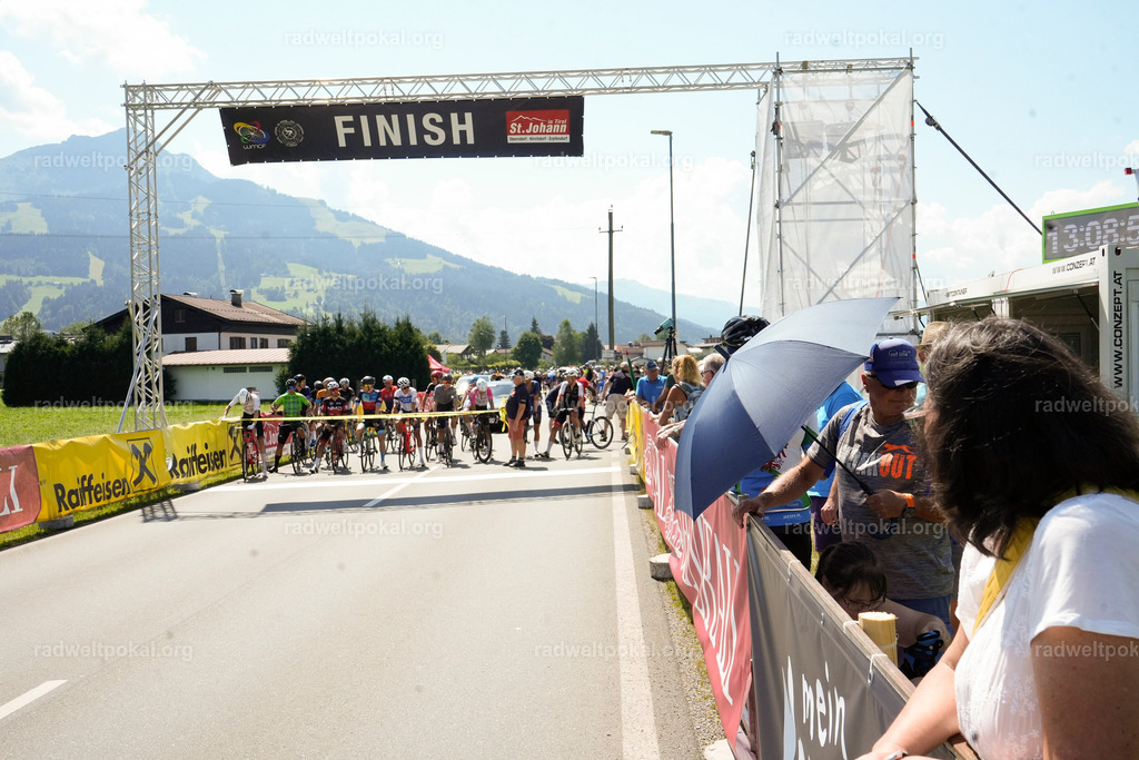 183_20230817_Bewerb_Maenner_Muehlanger | AUT - OESTERREICH, 2023-08-16: SPORT RENNRAD-FAHREN - 55. INTERNATIONALER RADWELTPOKAL IN ST. JOHANN IN TIROL  - Vintage-Radrennen mit WM-Bronze-Medaillen-Siegerin Christina Schweinberger, den Teilnehmer und Alexander Baumann (vom Orginastions-Team) - TAG 2 BEWERB MAENNER IN SECHS GRUPPEN  ; Foto: Roland Muehlanger